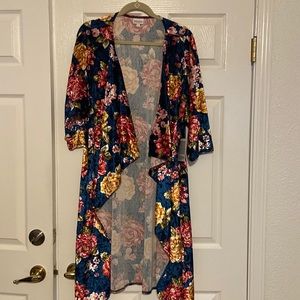 Gorgeous velvety Shirley kimono from Lularoe.  Size L and NWT
